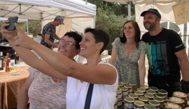 "Quand on est arrivées, on était émues" : les fans à la rencontre des agriculteurs de "L’Amour est dans le pré", près de Tours