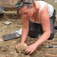 Des archéologues travaillent sur le site de fouilles à Namur, où les restes de 28 personnes, datant vraisemblablement de la fin du 17ᵉ siècle, ont été découverts.