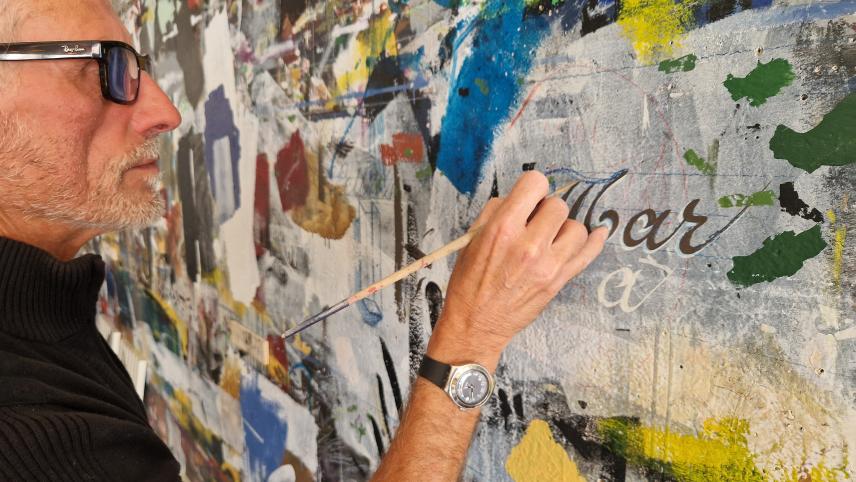 L’artisan d’art Laurent Savisky, 64 ans, a débuté son activité de peintre en lettres-décorateur en 1977.