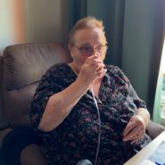 Béatrice, une résidente du home Saint-Joseph, s’hydrate.