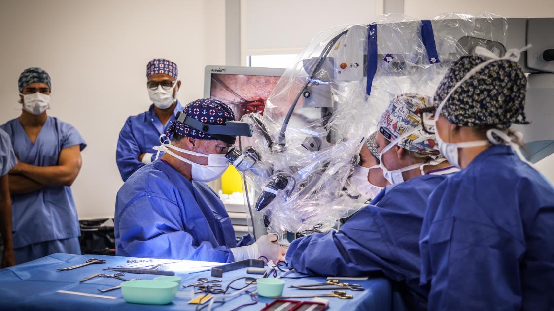 Le dispositif Inspire, ici implanté par le docteur Nasser à la polyclinique de Reims-Bezannes, permet de maintenir les voies respiratoires ouvertes pendant le sommeil.