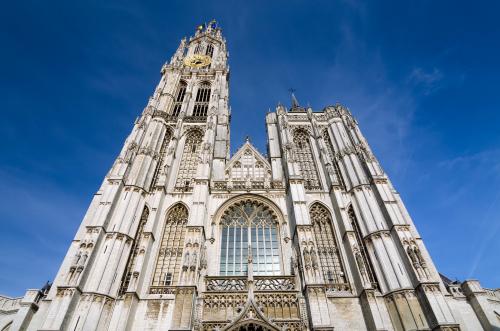 Accident à la cathédrale d’Anvers : un ouvrier grièvement blessé après une chute du toit