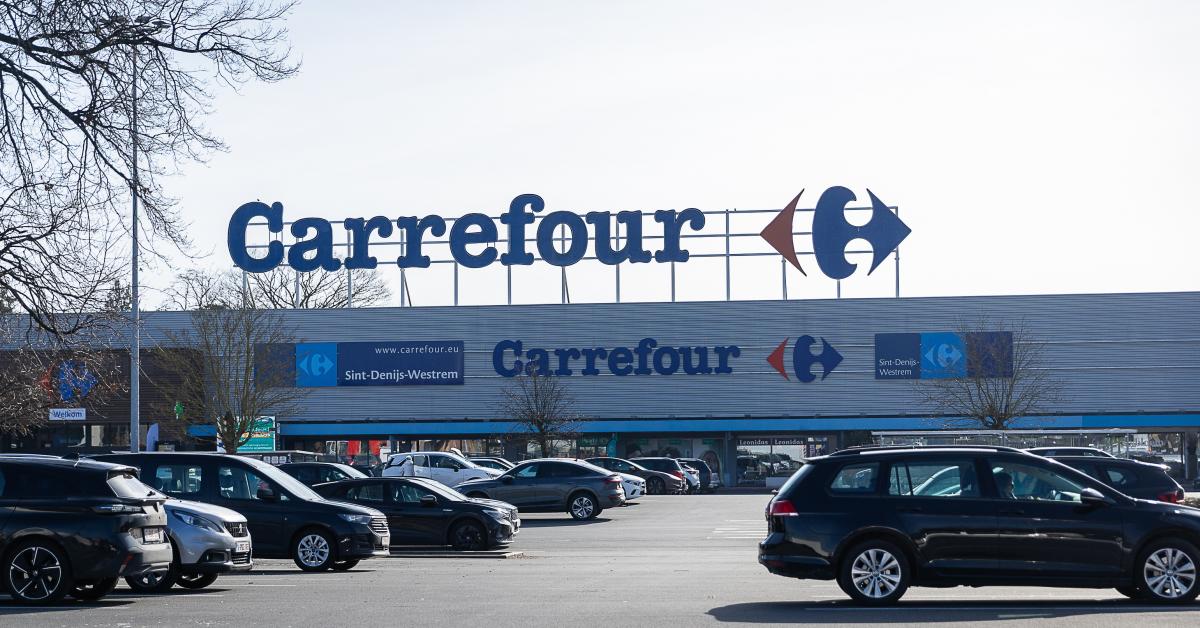 Carrefour interdit les voitures électriques sur leurs parkings en toiture, dont trois à Bruxelles : voici la justification de l’enseigne