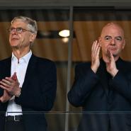 L’ancien entraîneur français d’Arsenal Arsène Wenger (à gauche) et le président de la FIFA Gianni Infantino applaudissent avant le match de quart de finale de l’UEFA Women’s Euro 2025 entre la Suède et l’Angleterre au Letzigrund Stadium à Zurich, le 17 juillet 2025.