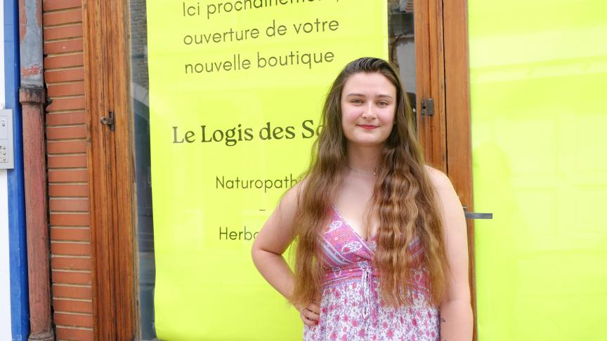 Lou Delobel devant l’ancien Chouet’vaisselier, fermé depuis 2016 et dont le local n’a été repris que de manière éphémère depuis.