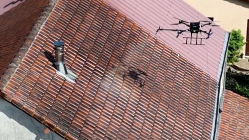 Nettoyage de toitures et façades par drone à Charleroi : rapidité et sécurité
