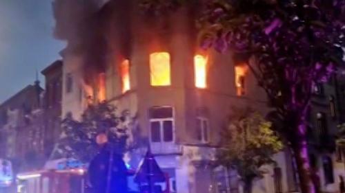 Gros incendie dans une habitation de Schaerbeek : les occupants rapidement évacués vers l’hôpital