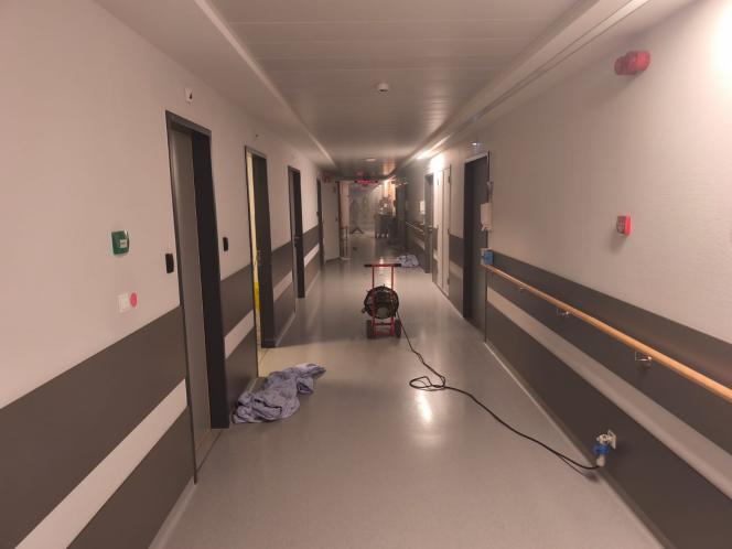 Le couloir de la chambre d’hôpital.