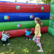 Place aux enfants l’après-midi : jeux gonflables au programme de « La Brêmoise », journée solidaire organisée samedi 29 août par la commune.