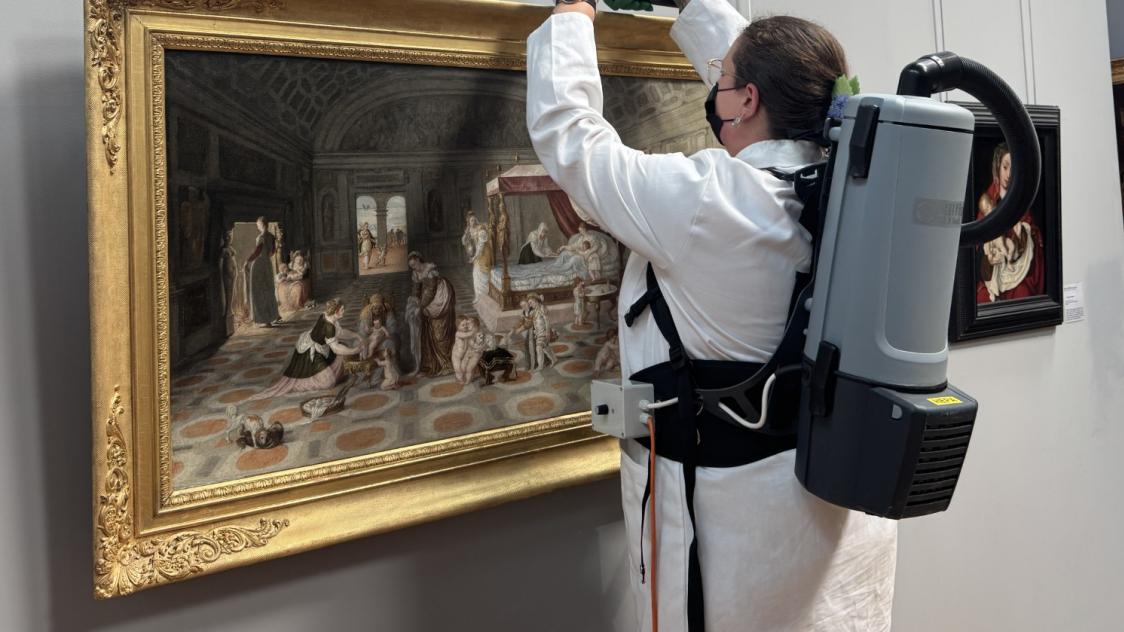 Munie de son équipement complet, Séréna commence le dépoussiérage des 265 tableaux présents au musée des Beaux-Arts.