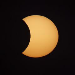 « Deux photos de fin d’éclipse, prises avec un Canon R5, un Canon RF 200-800 avec multiplicateur 1,4. La dernière photo est prise lorsque le soleil disparaît derrière des arbres. » Photo prise par Raymond, de Seraing.