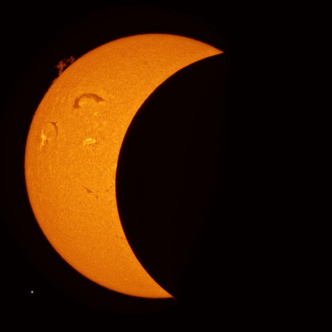 « Croissant de soleil à 19h55… 18 minutes avant le maximum. » Photo prise par Marc Distexhe, astronome solaire amateur, à Hannut.