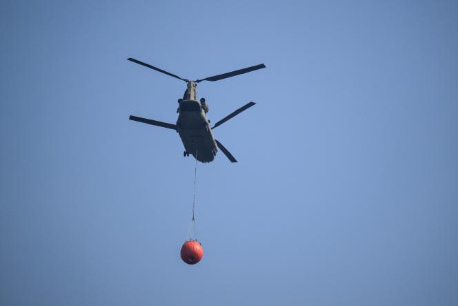 Un Boeing CH-47D Chinook de la Royal Netherlands Air Force transportant un bambi bucket quitte Eupen, le 16 août 2026.