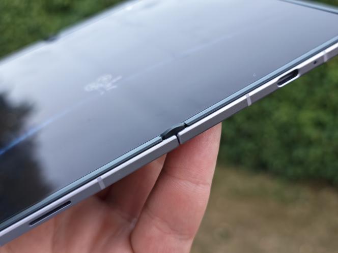 Belles finitions de Samsung, comme toujours : la pliure est de moins en moins visible (il faut chercher l’angle de vue) et on ne la sent presque plus avec le doigt