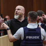 Grégory Lenoci réagit lors de la séance de jugement de son procès pour tentative de meurtre sur son voisin Marc P., au tribunal correctionnel de Namur, le jeudi 20 août 2026.