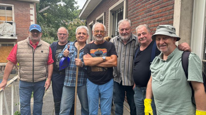 Les bénévoles venus ranger le local.