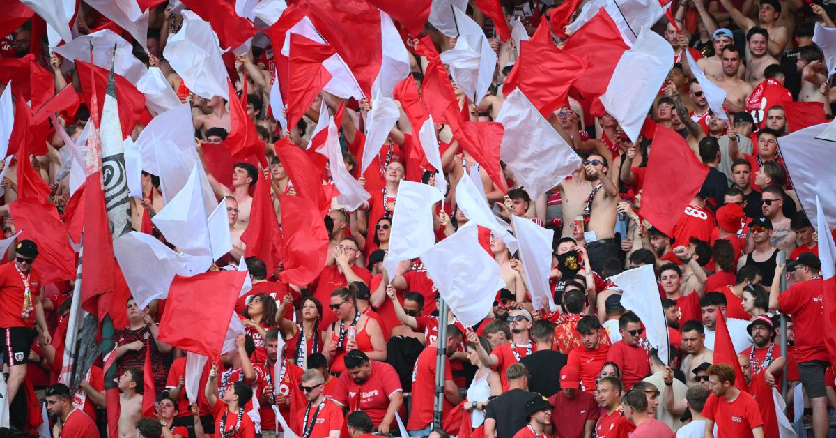 Palpations, mains dans le pantalon… : les fans du Standard dénoncent des fouilles abusives à Malines