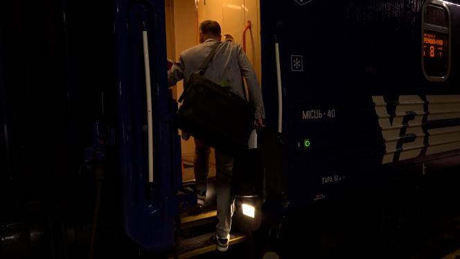 Maxime Prévot entre dans le train de nuit