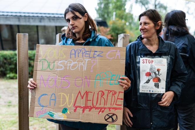 Dans les marais d’Harchies, une zone naturelle protégée belge, des organisations de protection des oiseaux dénoncent l’ouverture de la saison de chasse, autorisée depuis des décennies à quelques kilomètres de là, côté français. « Les oiseaux n’ont pas de frontières », proclament plusieurs pancartes brandies par un cortège d’environ 700 personnes parti au crépuscule le 21 août 2026 à Bernissart, à l’appel de neuf organisations.