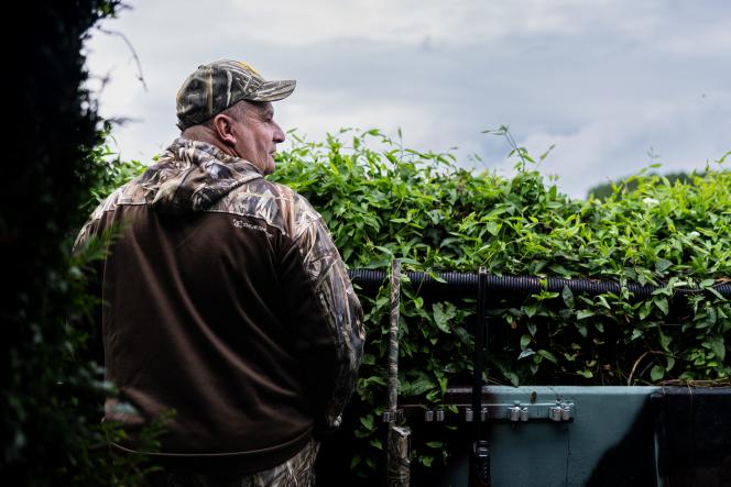 Dans les marais d’Harchies, une zone naturelle protégée belge, des organisations de protection des oiseaux dénoncent l’ouverture de la saison de chasse, autorisée depuis des décennies à quelques kilomètres de là, côté français. « Les oiseaux n’ont pas de frontières », proclament plusieurs pancartes brandies par un cortège d’environ 700 personnes parti au crépuscule le 21 août 2026 à Bernissart, à l’appel de neuf organisations.