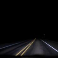 En une semaine, douze personnes ont perdu la vie en Angleterre et en Irlande lors d’accidents provoqués par le défi TikTok « Wrong Way Driving Challenge », où des jeunes se filment en roulant à contresens sur l’autoroute.