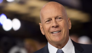 « Un moment tendre avec mon père » : la photo touchante de Bruce Willis, photographié au mariage de sa fille