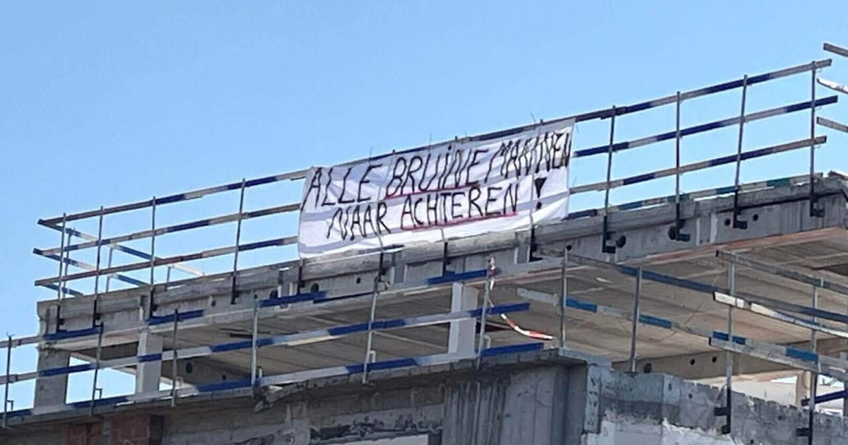 Une banderole le long de l'E40 crée la polémique : "Un tel message n'a pas sa place dans notre société"