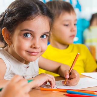 Repli sur soi, difficulté scolaire, agitation… Des signes qui peuvent indiquer un trouble du neurodéveloppement. © spass, Adobe Stock