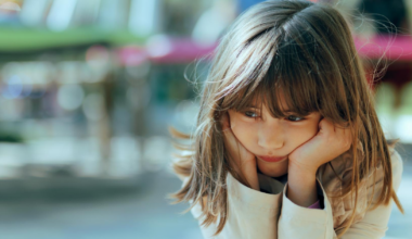 Faut-il vraiment occuper un enfant qui s’ennuie ? Les scientifiques apportent une réponse