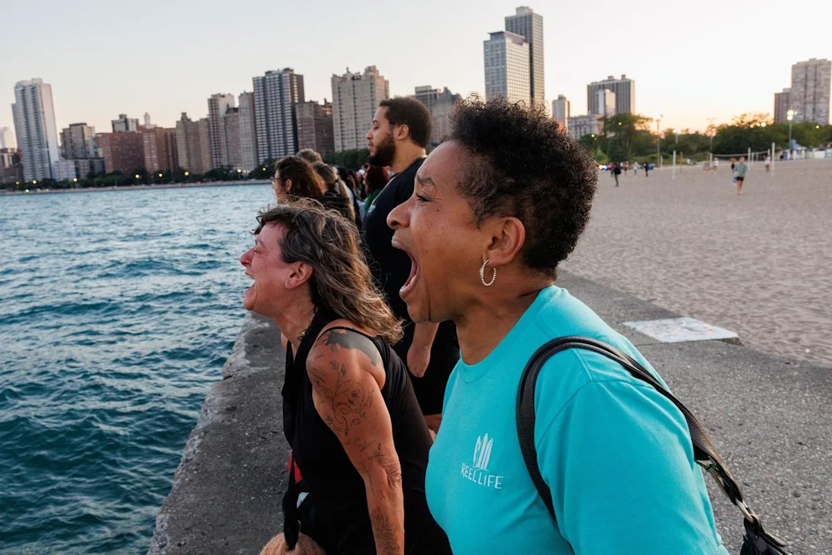 À Chicago et au-delà, on se rassemble pour une activité cathartique : crier
