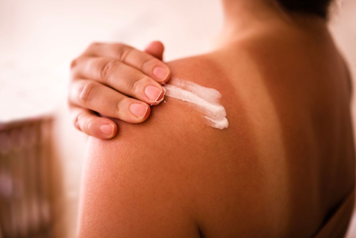 Quelle crème appliquer après le soleil ? Une dermatologue révèle les 4 marques qu'elle utilise en été