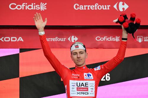 Tadej Pogacar arrête sa saison après sa chute et prolonge chez UAE