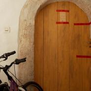 Images du domicile d’un couple à Orange dans le Vaucluse, où les cinq corps de bébés morts ont été retrouvés.
