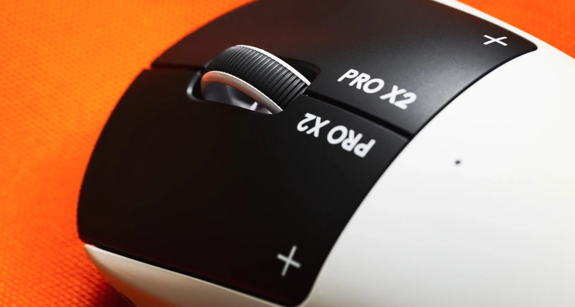 De Logitech G Pro X2 Superstrike heeft een ander kleurstelling, maar dezelfde vorm als zijn voorganger - de grote vernieuwing zit onder de hoofdtoetsen.