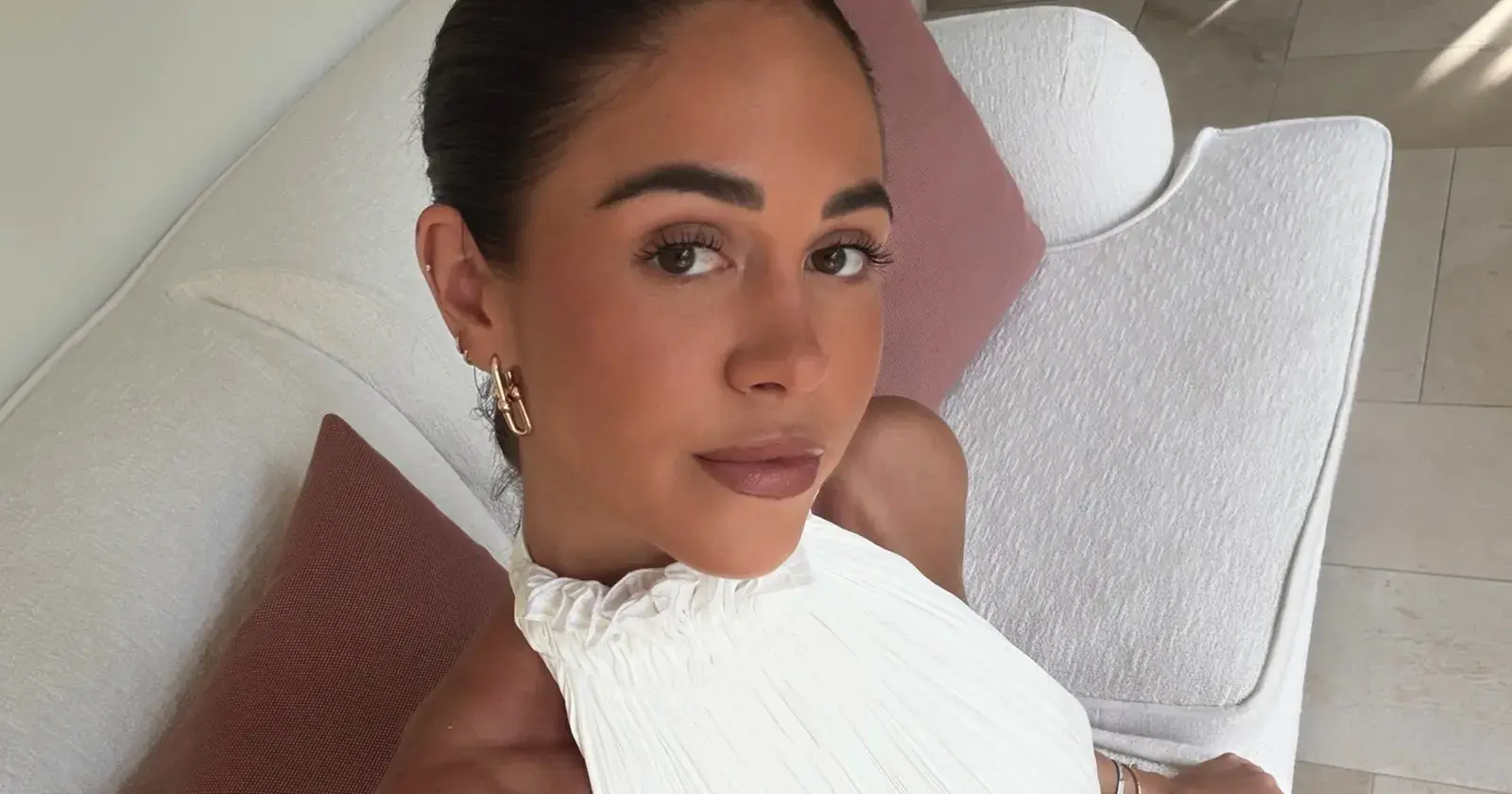 Sarah Puttemans poseert in stijlvolle outfits: "Wauw, schoonheid!" (foto's)