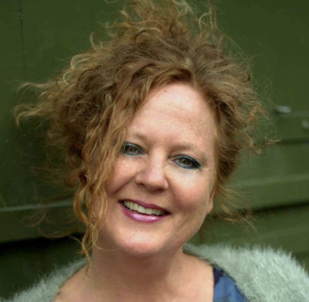 Kleurrijke expositie in Geesterse kerk, Betty Derksen de Weerd toont werk in tijdelijke galerie -
