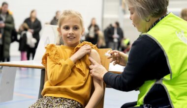 Een meisje krijgt een HPV-vaccinatie