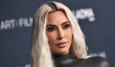 Kim Kardashian poseert in piepkleine bikini: "Die bandjes houden het met moeite vol" (foto's)
