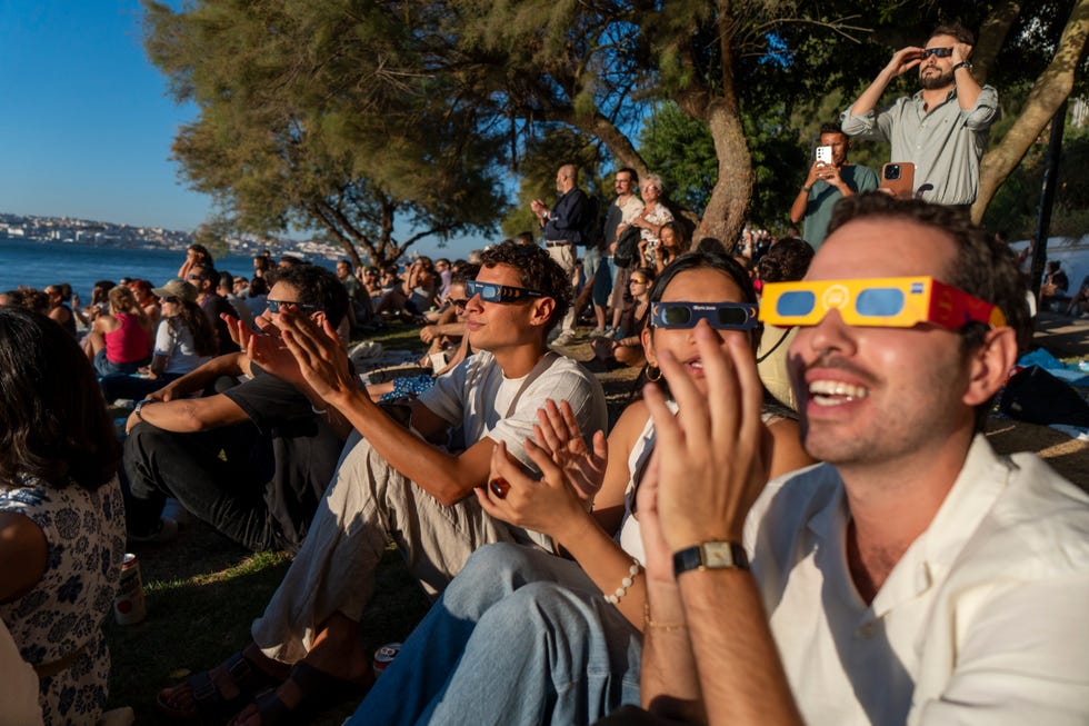 People Observe Partial Solar Eclipse In Lisbon mensen observeren een gedeeltelijke zonsverduistering in lissabon eclips nederland