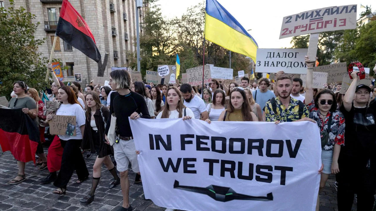 Kopzorgen voor Zelensky, nu ex-minister verkiezingen eist en parfum van corruptie weer opduikt