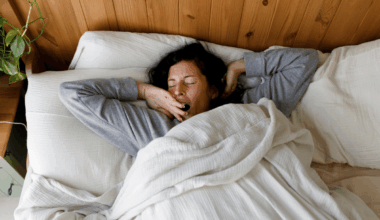 Vrouw ligt in bed