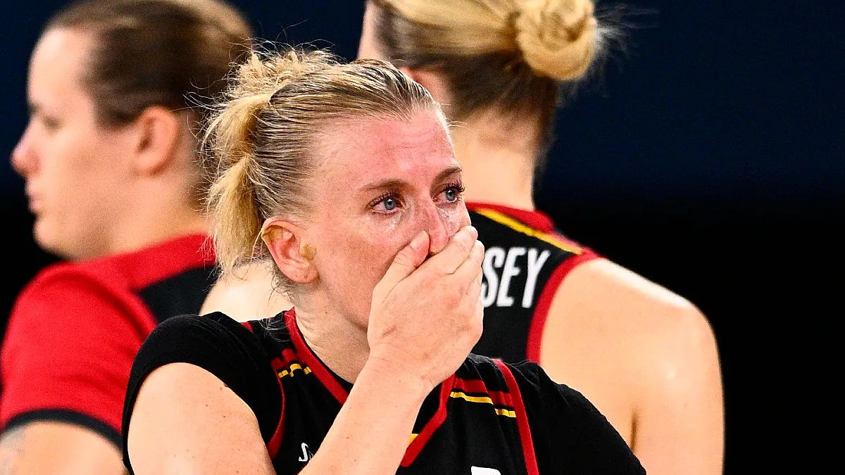 Club-fans perplex: Julie Vanloo zorgt voor kippenvel - Offside