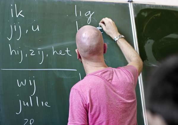 Flemish Brussels minister selects 10 projects to strengthen Dutch in Brussels