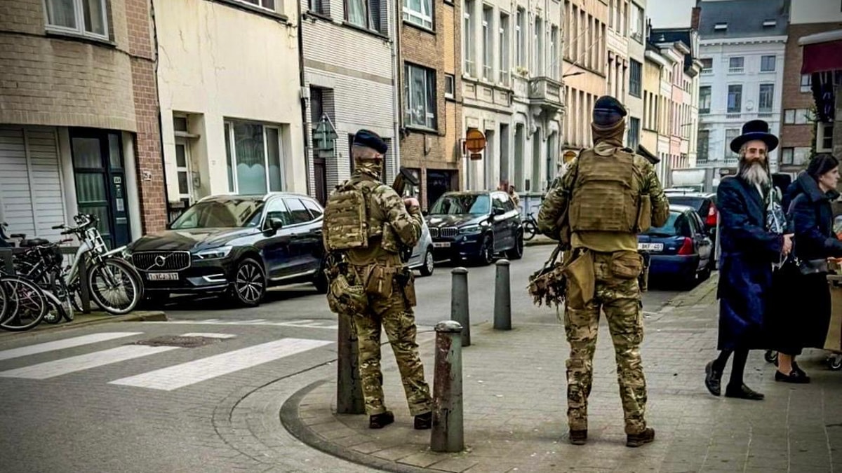 Belgian soldiers protecting the Jewish community.