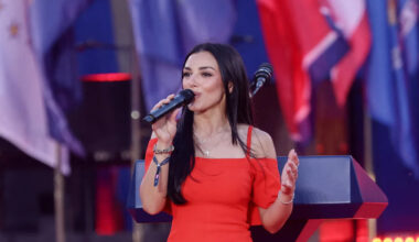 Alexis Wilkins Encounters Microphone Glitch During Brussels Performance