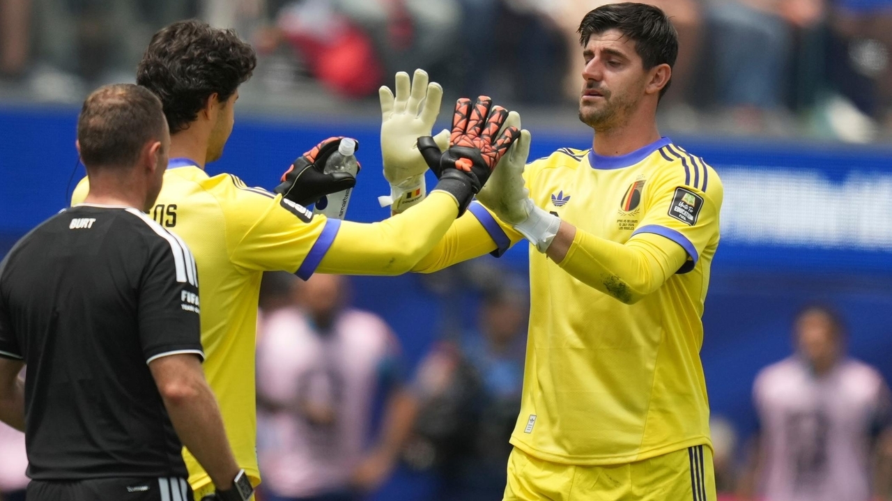 Injured Belgium goalkeeper Thibaut Courtois leaves World Cup quarterfinal match against Spain