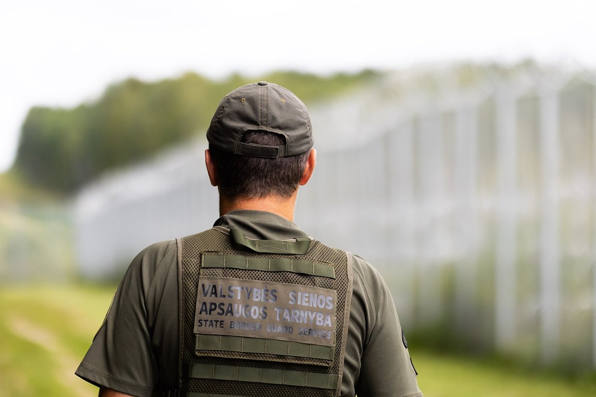 Migrants tried to drag Lithuanian border guard into Belarus