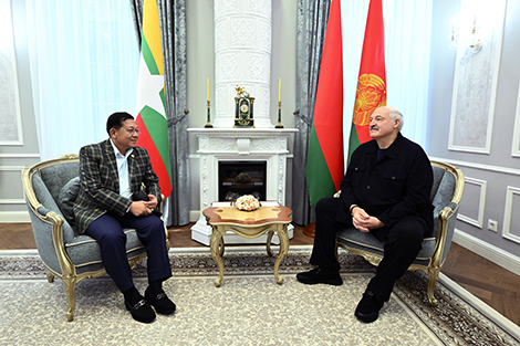 Presidents of Belarus, Myanmar in informal meeting on eve of official negotiations