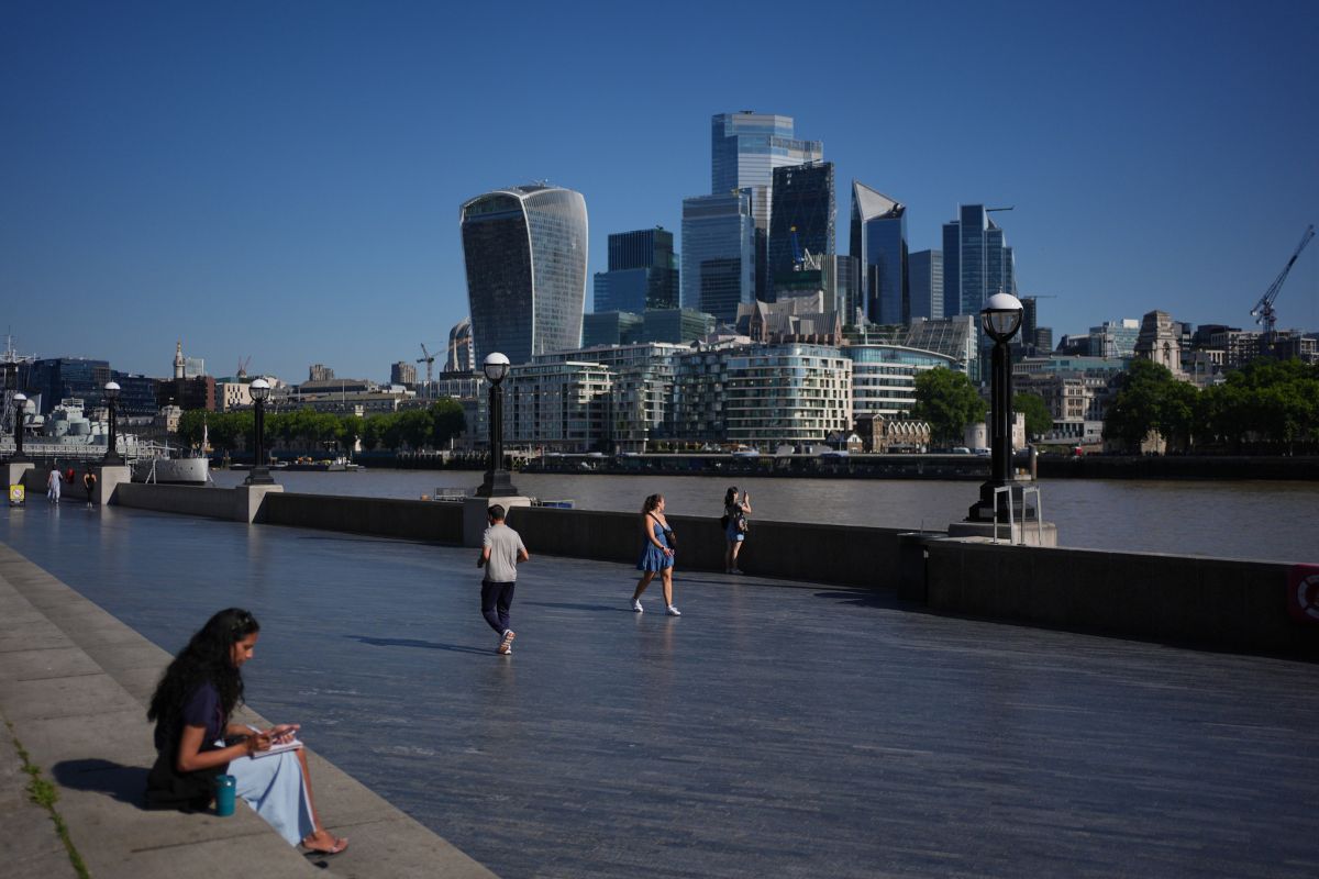 Scorching cityscape under intense heatwave with people seeking shade and hydration in bustling urban environment