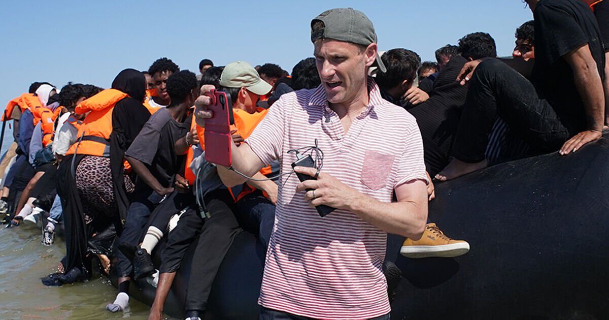 ‘French doing nothing whatsoever!’ Tory fumes as he follows migrants crossing | Politics | News